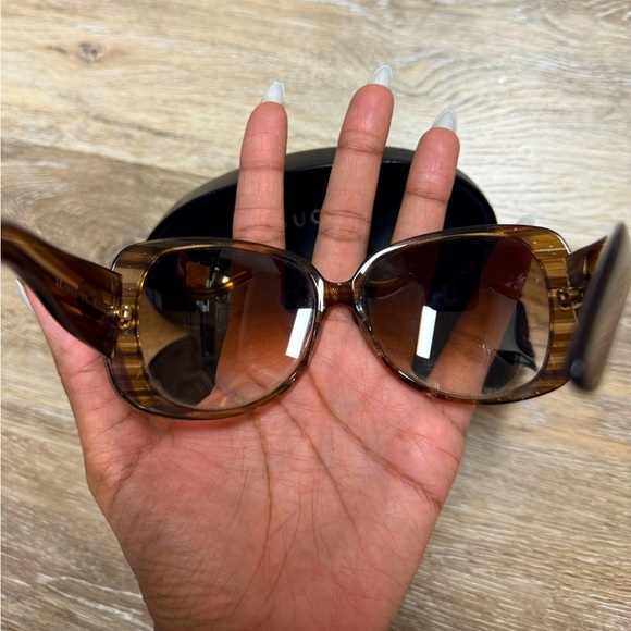 Gucci brown and beige acetate glitter sunglasses - Picture 2 of 9